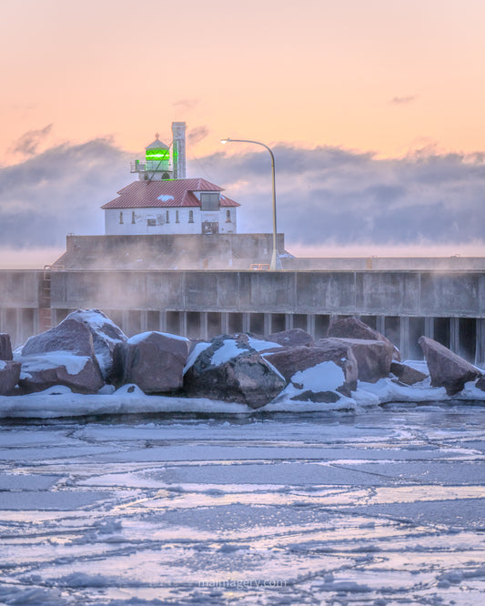 Duluth South Pier Lighthouse at -4°